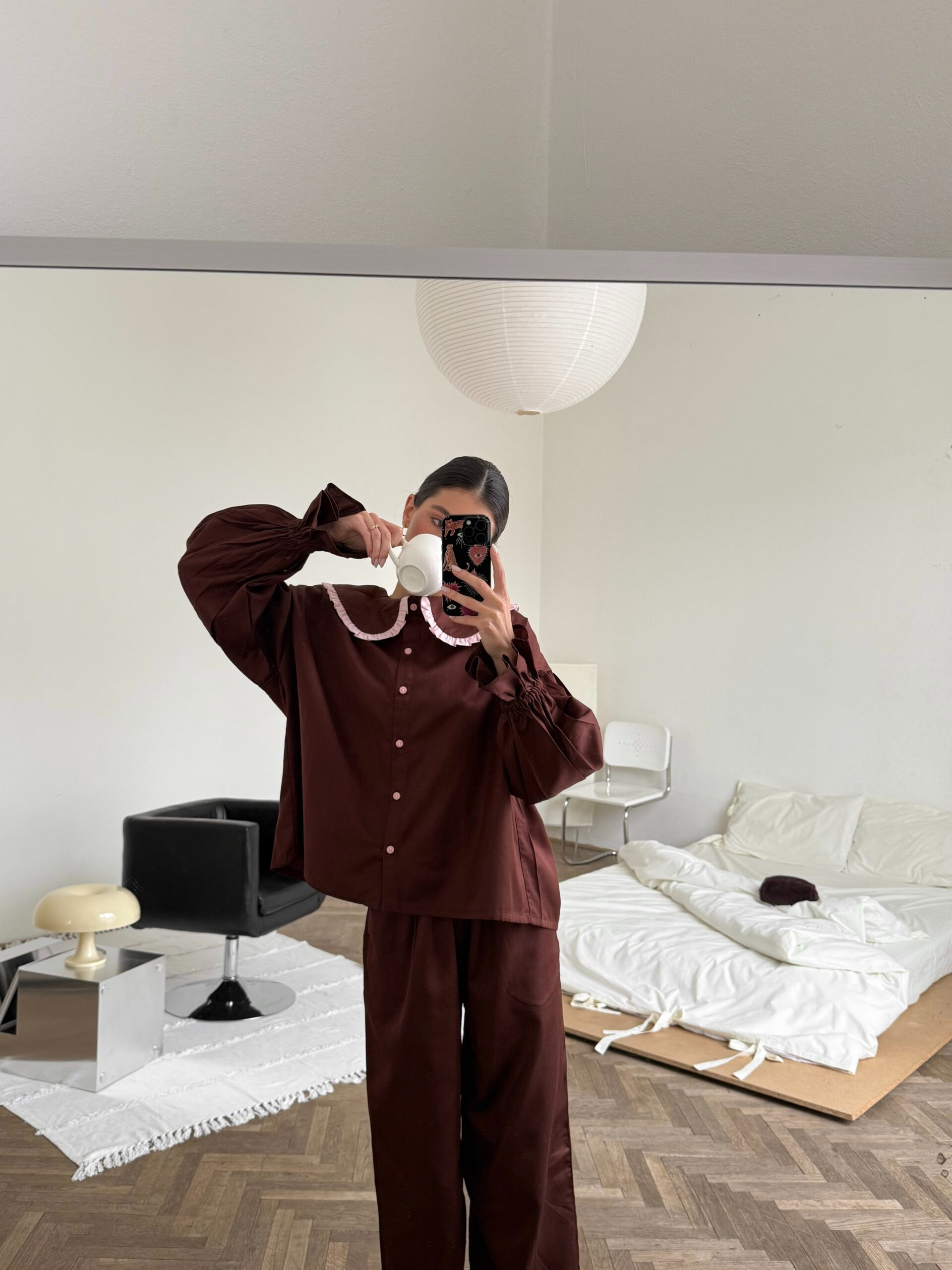 Сатинова піжама шоколадного кольору з рожевим коміром та рюшами