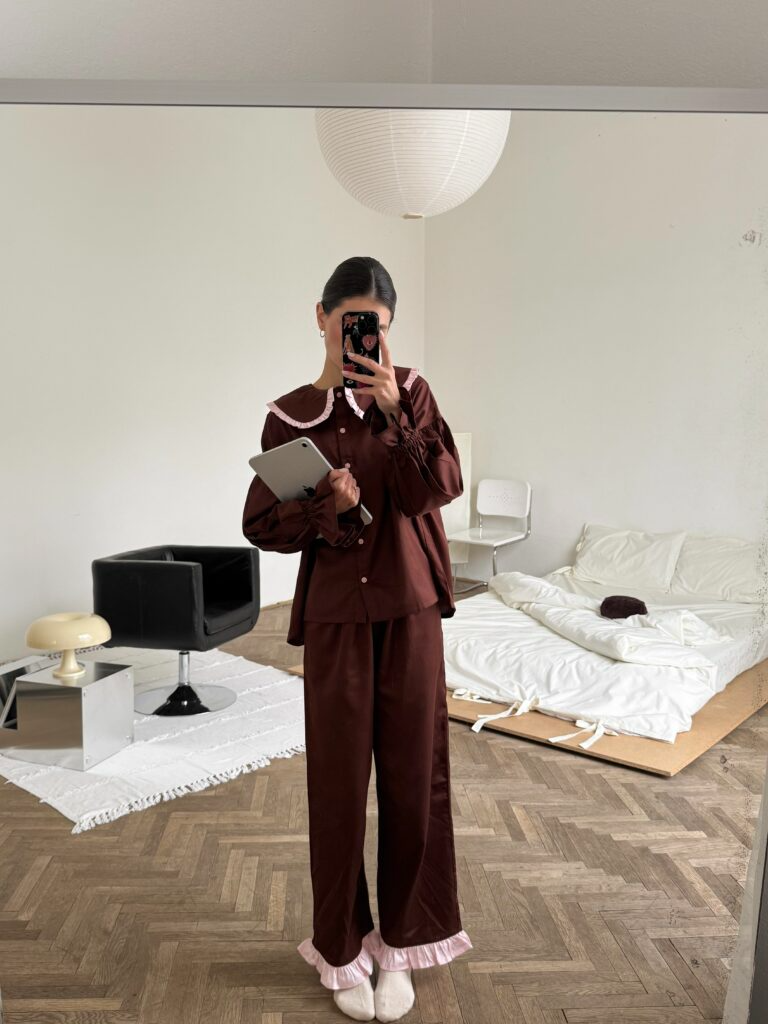 Сатинова піжама шоколадного кольору з рожевим коміром та рюшами