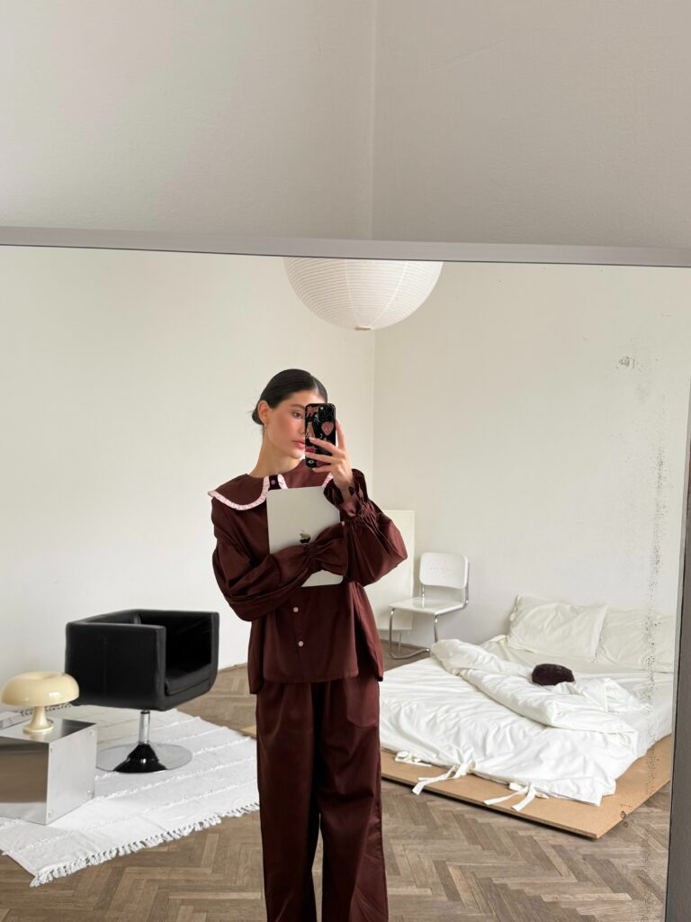 Сатинова піжама шоколадного кольору з рожевим коміром та рюшами