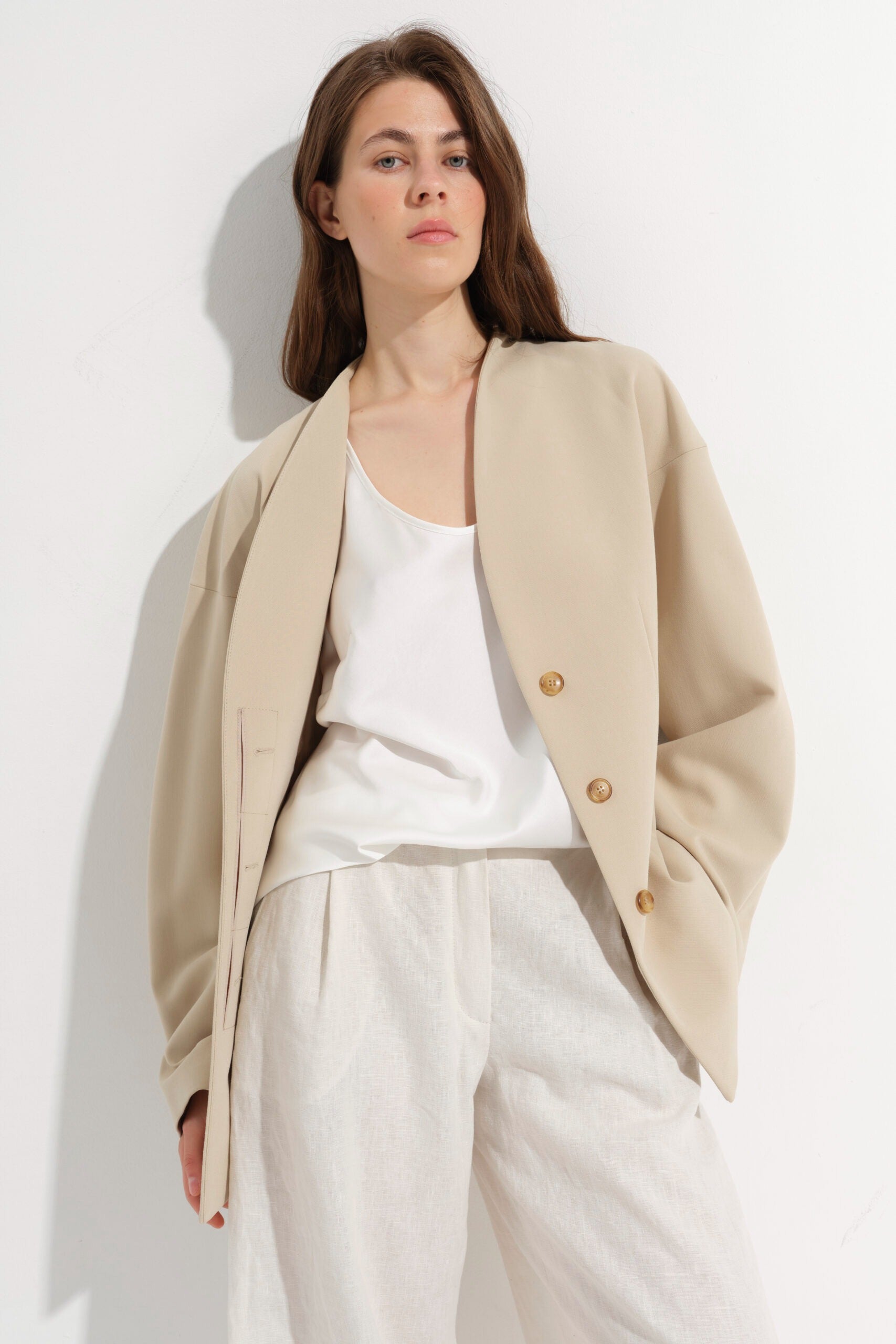 Бежевий приталений жакет