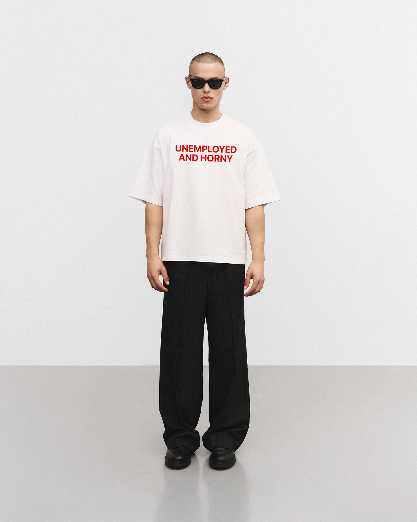 Біла оверсайз футболка "Unemployed and horny"