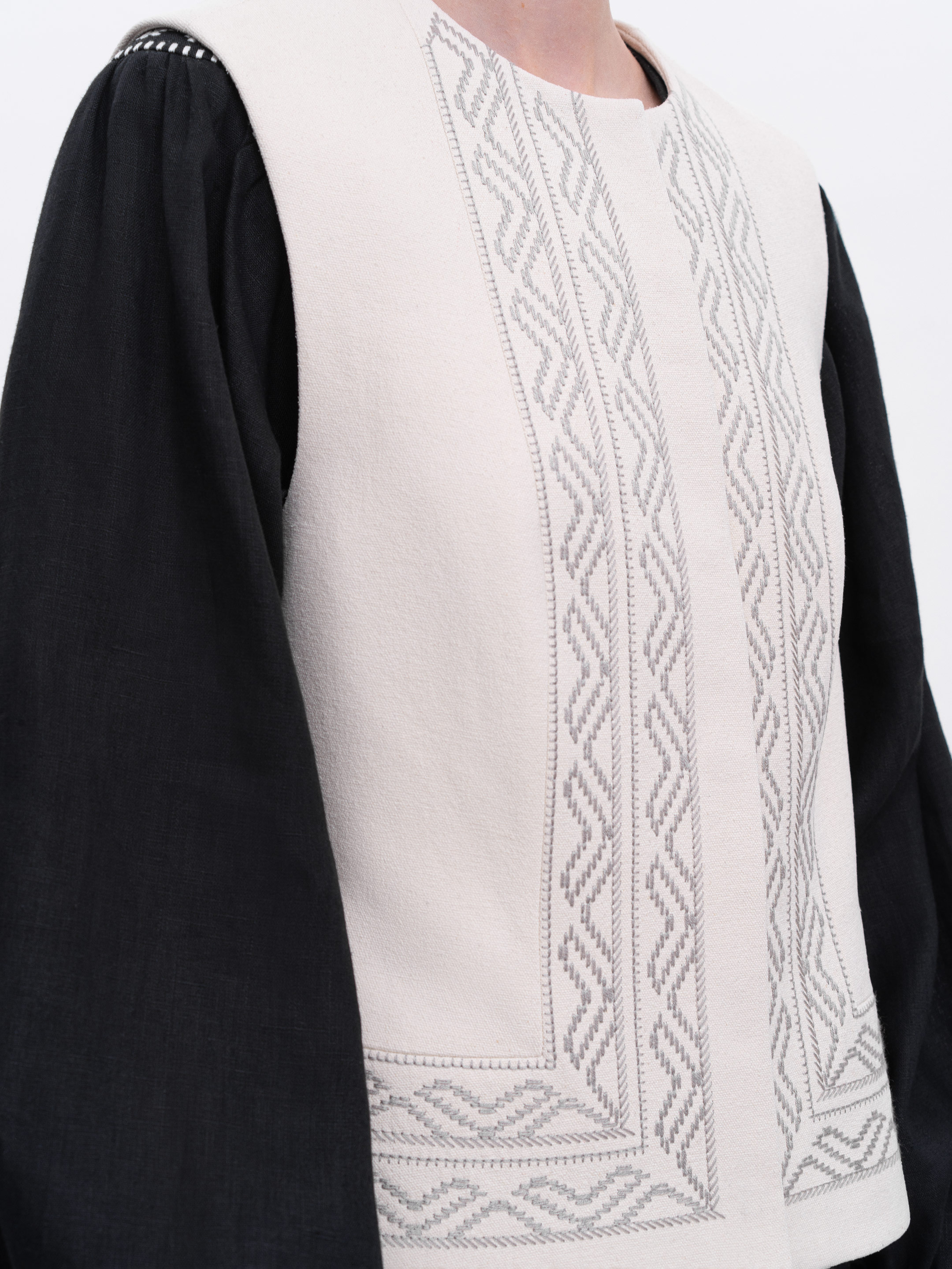 Вишитий жилет із дикого шовку "Гаїна"