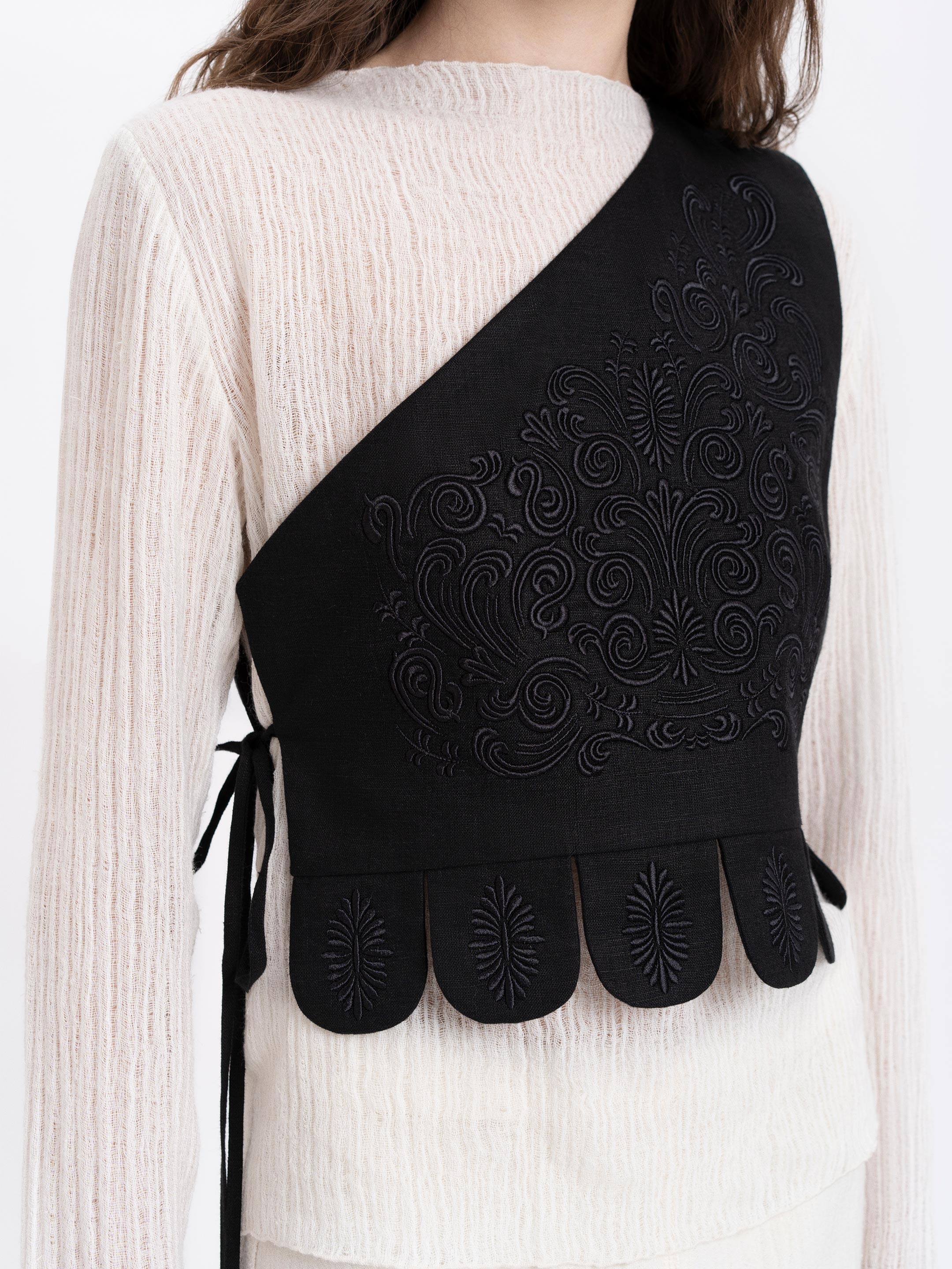 Асиметричний жилет з чорною вишивкою в тон "Осяйна"