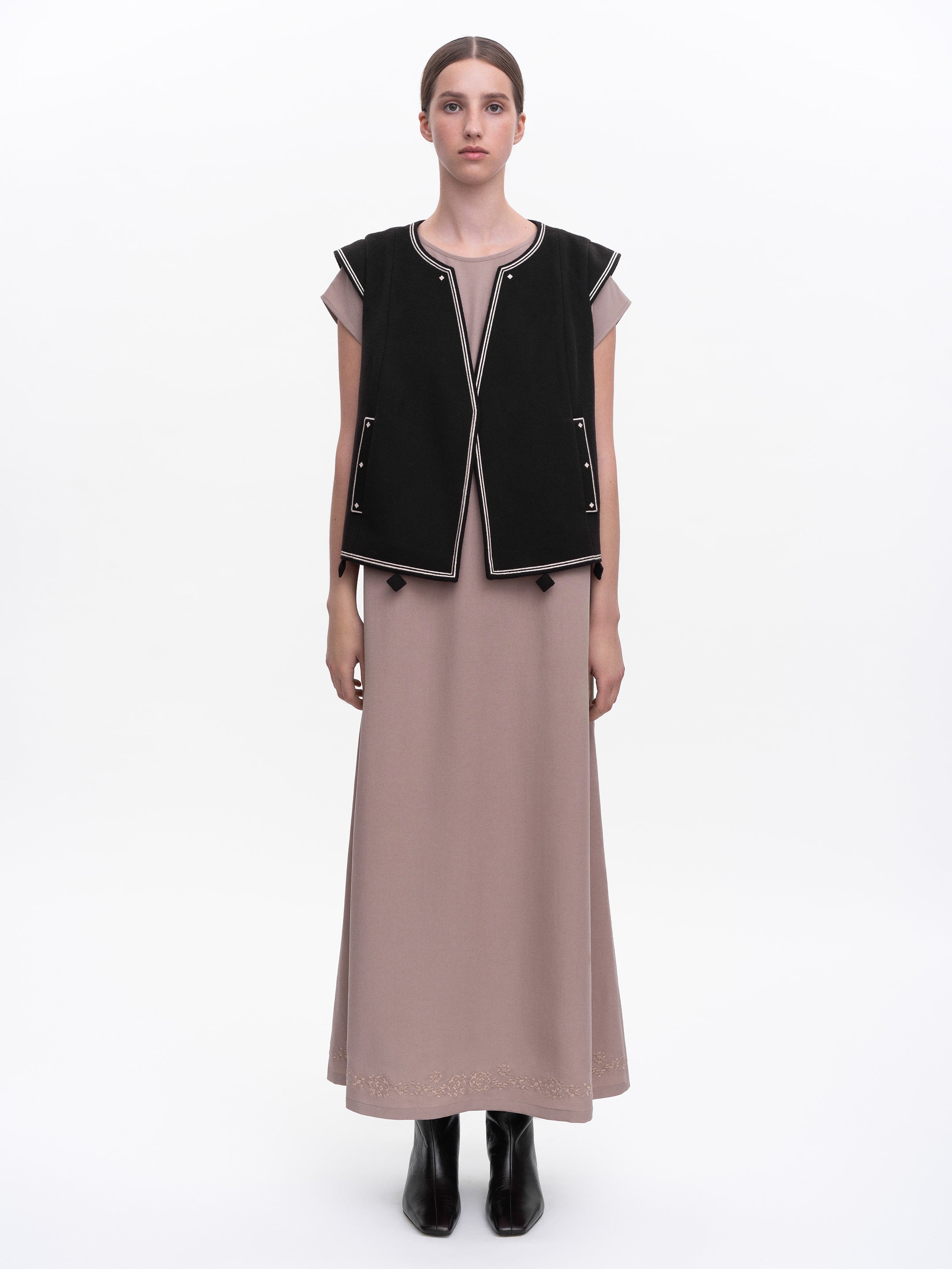 Темно-коричневий вишитий жилет "Кібчик"