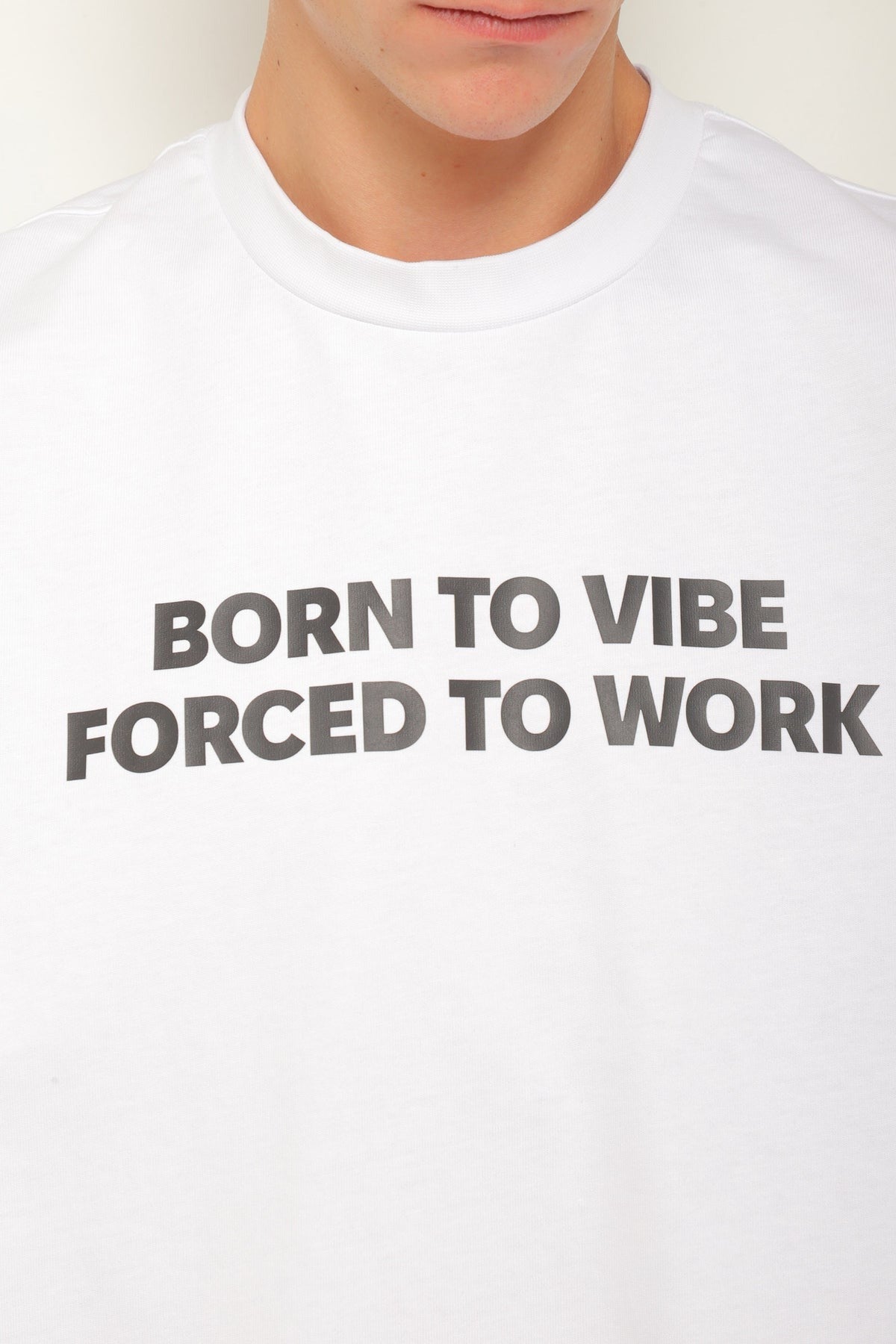 Біла оверсайз футболка "Born to vibe, Forced to work"
