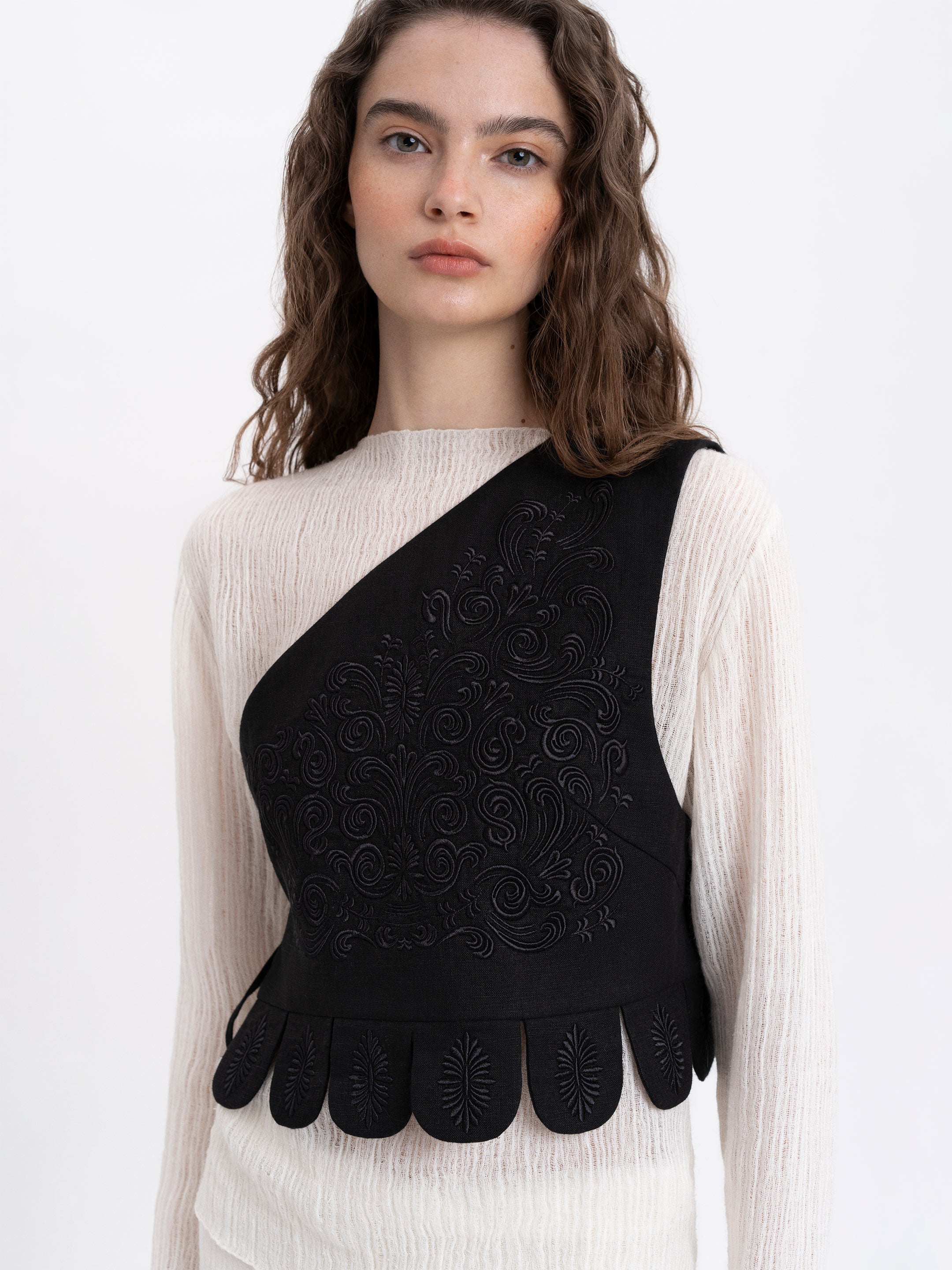 Асиметричний жилет з чорною вишивкою в тон "Осяйна"