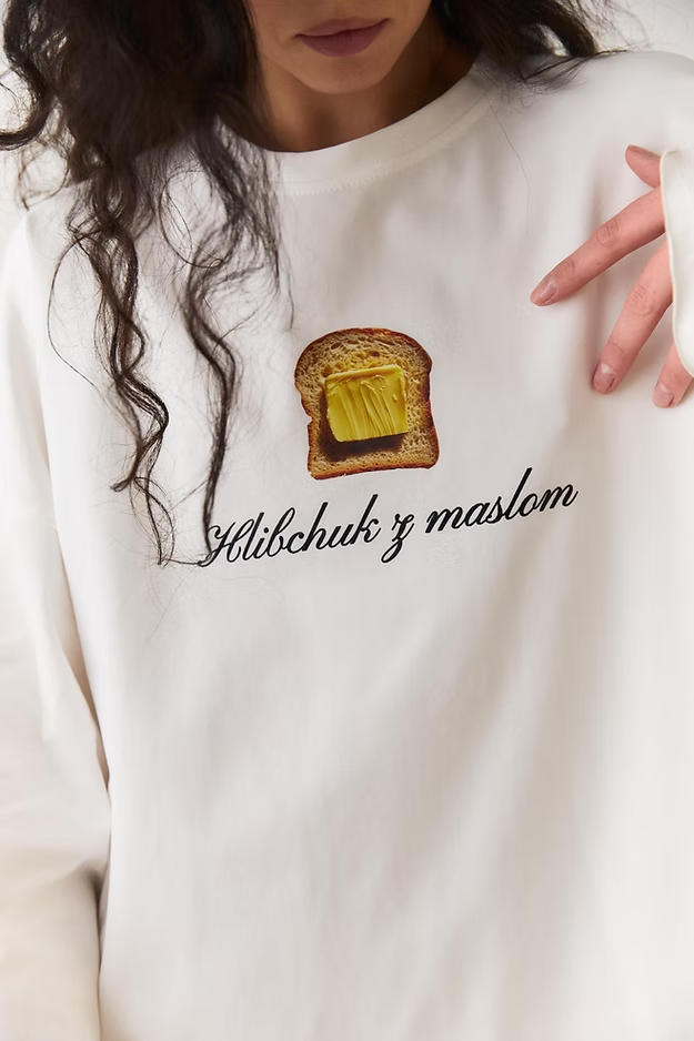 Білий лонгслів із принтом "Хлібчик з маслом"