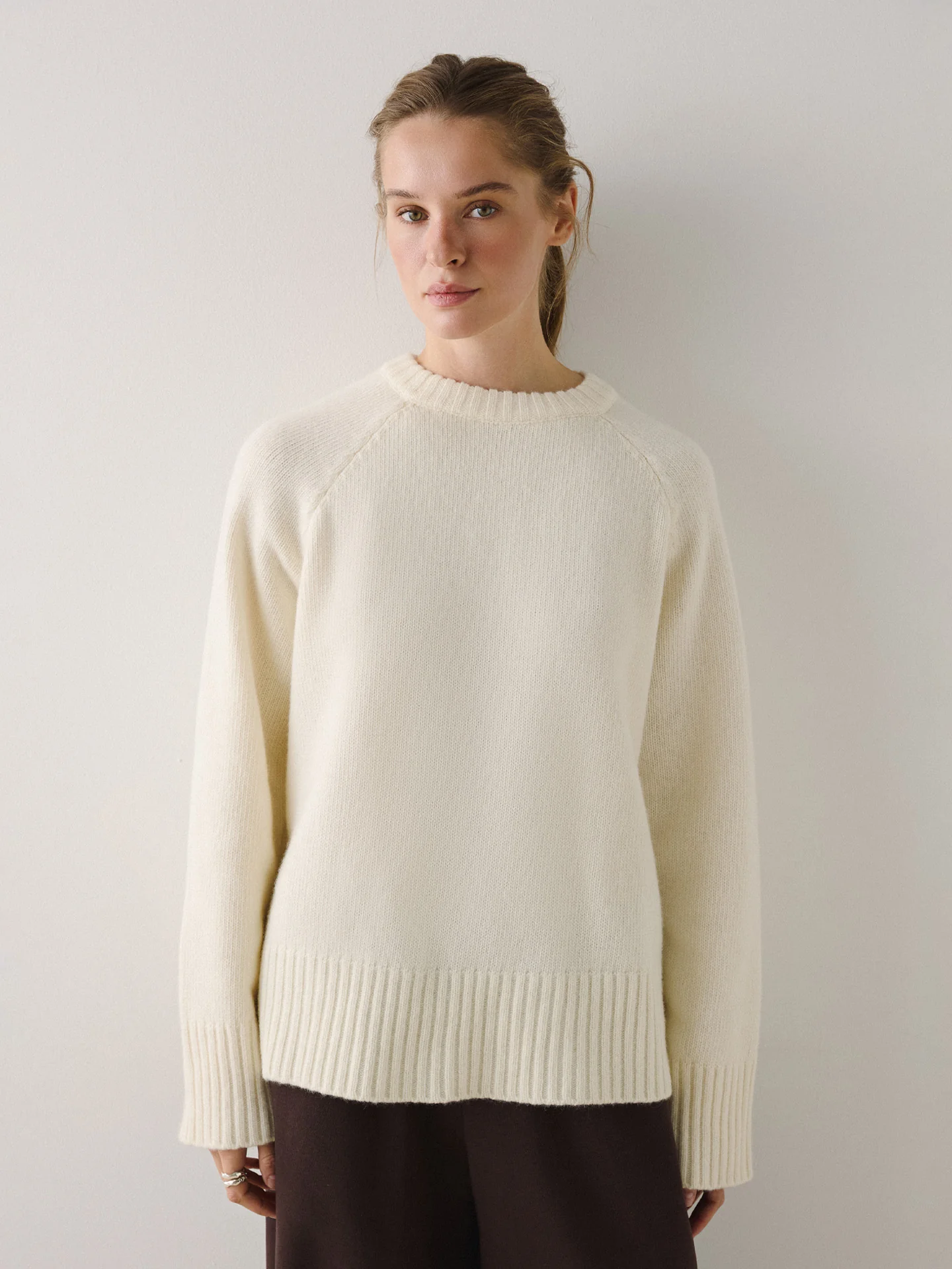 Вовняний молочний светр Basic