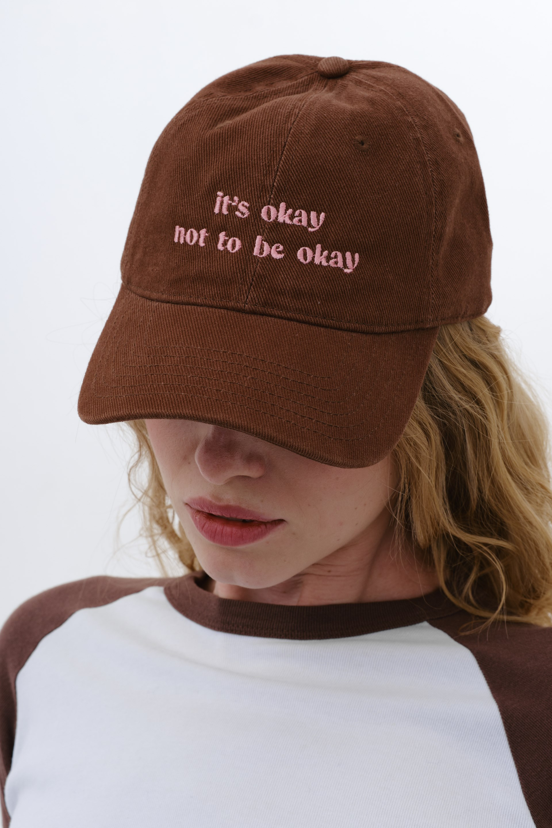 Коричнева джинсова кепка it's okay not to be okay