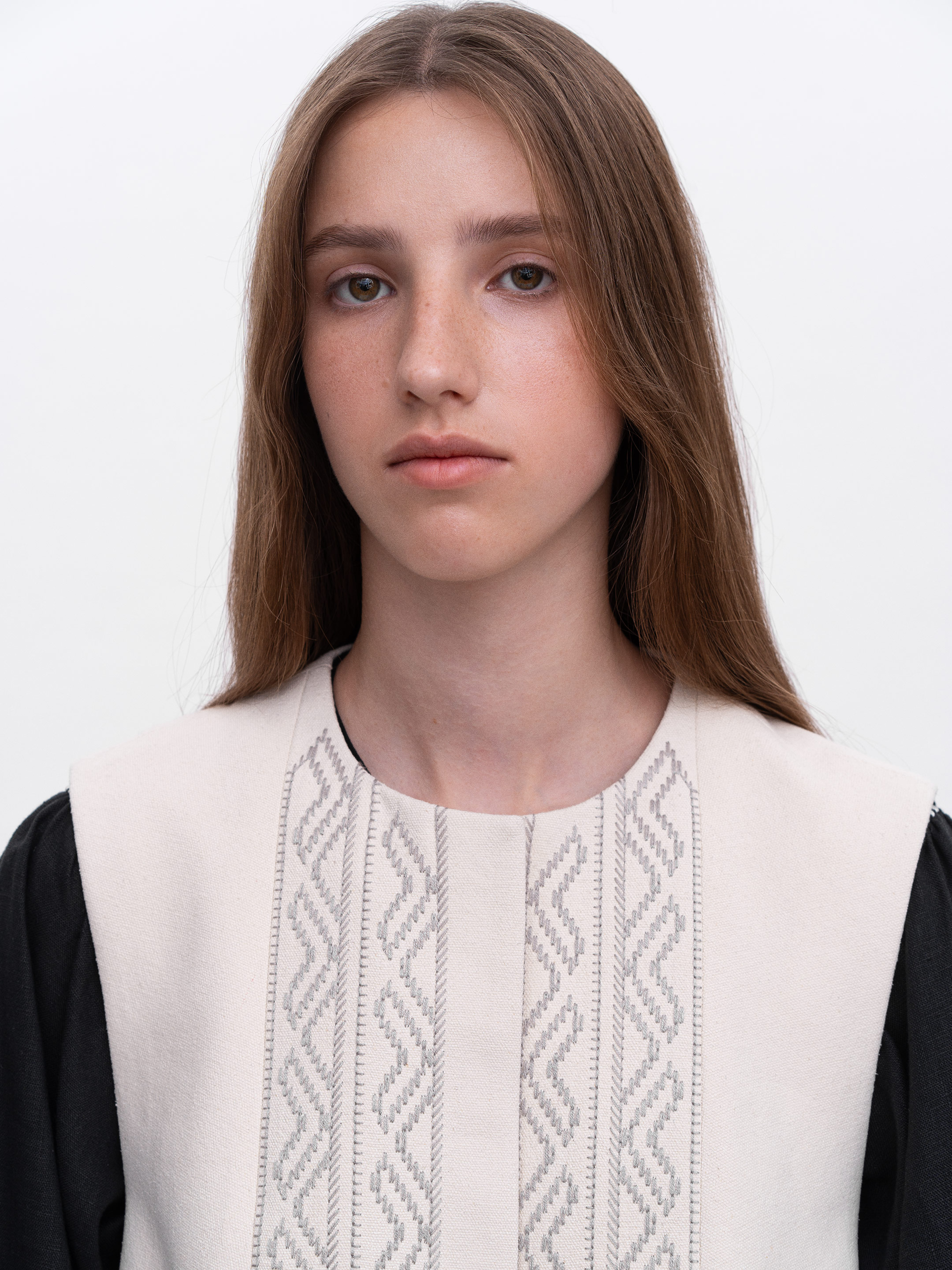 Вишитий жилет із дикого шовку "Гаїна"