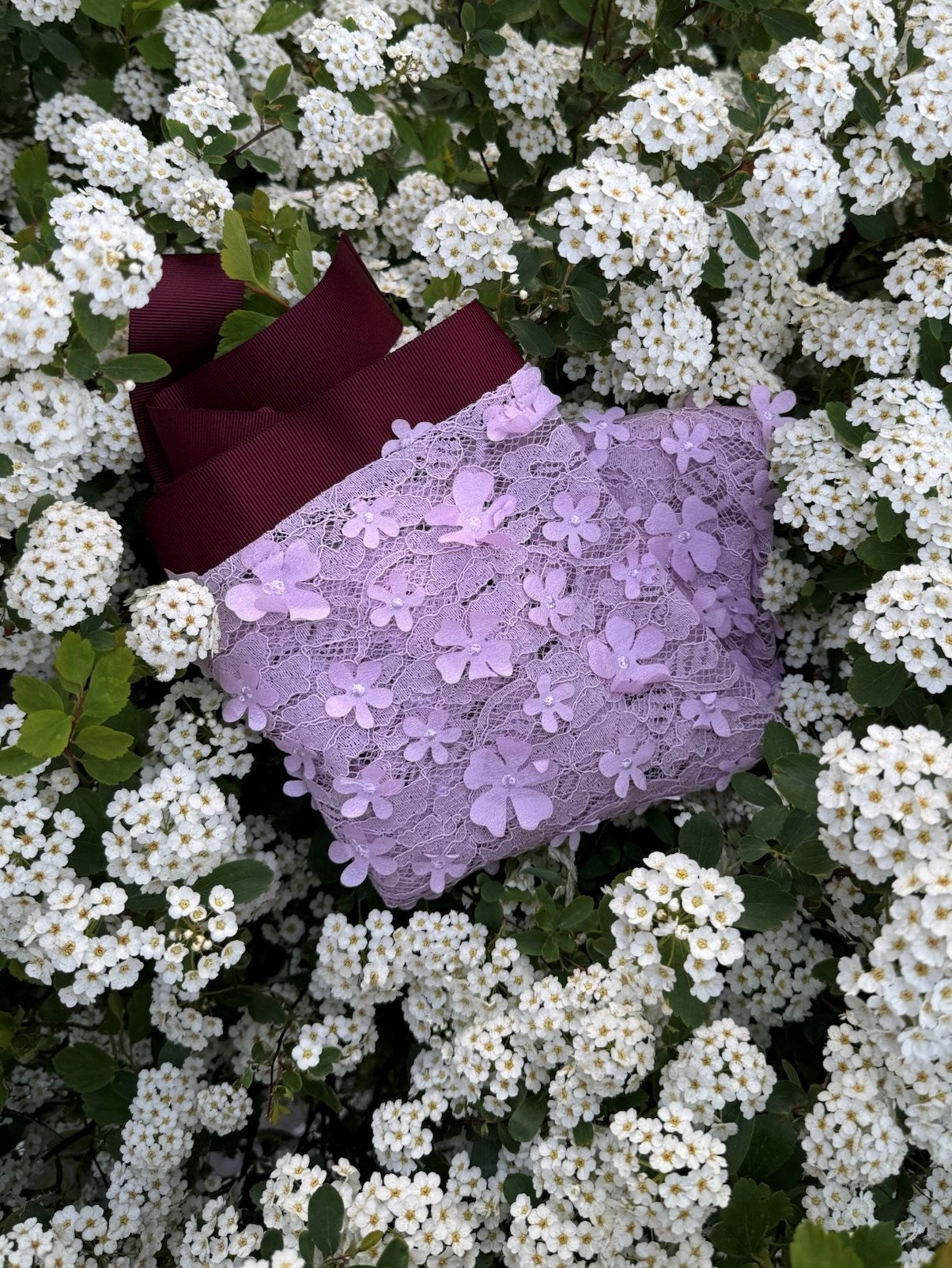 Бузковий фартушок з мережива