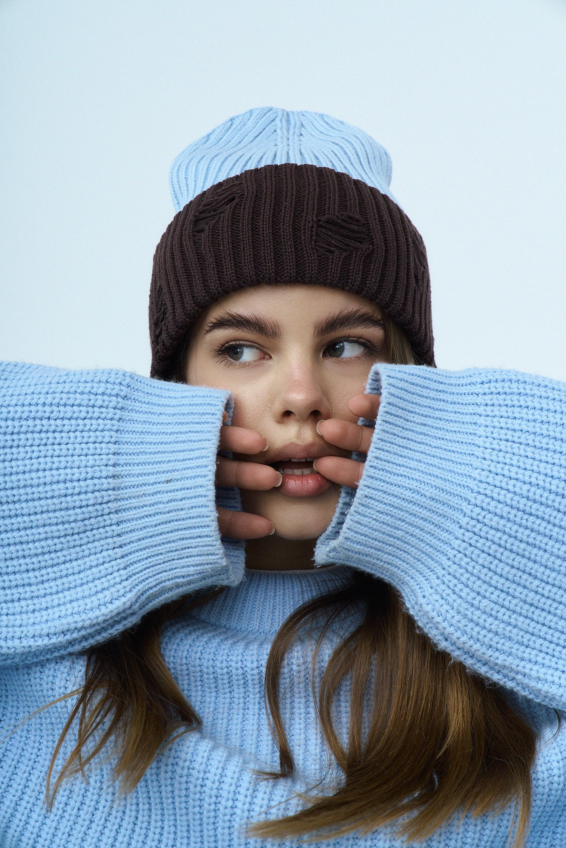 Шапка блакитно-коричнева