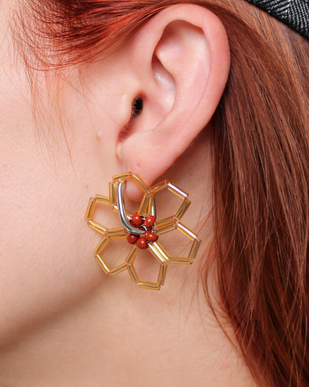 Асиметричні сережки золотиста квітка з бісеру