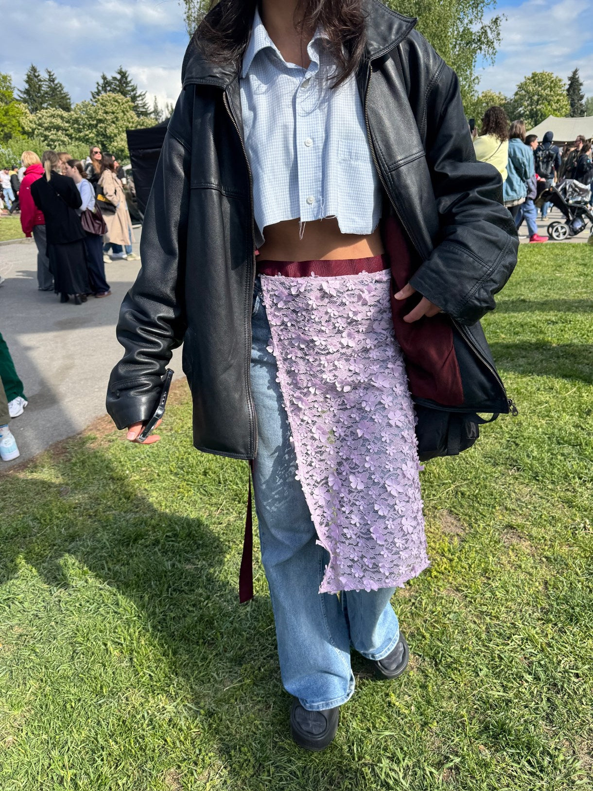 Бузковий фартушок з мережива