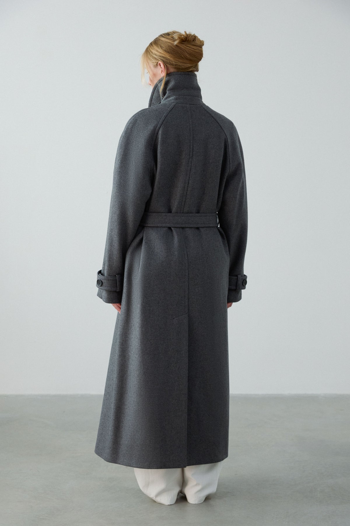 Обʼємне пальто з потаємною застібкою та поясом CONSTANT – графіт
