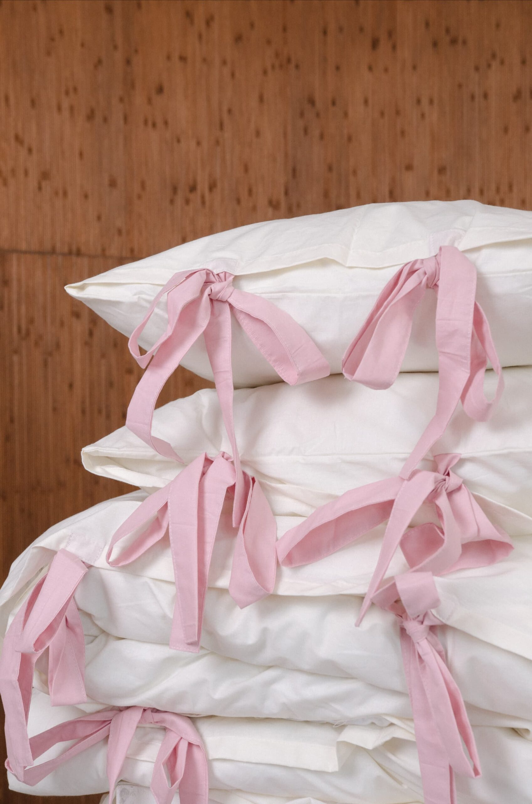 Постільна білизна молочна з рожевими завʼязками
