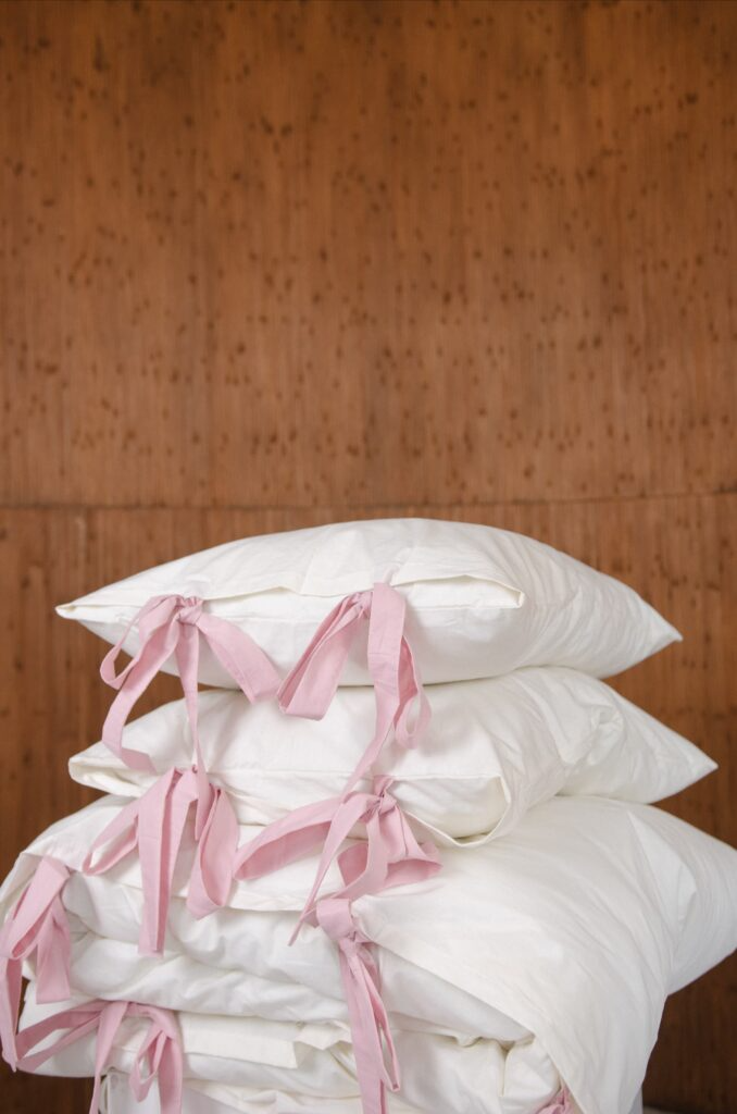 Постільна білизна молочна з рожевими завʼязками