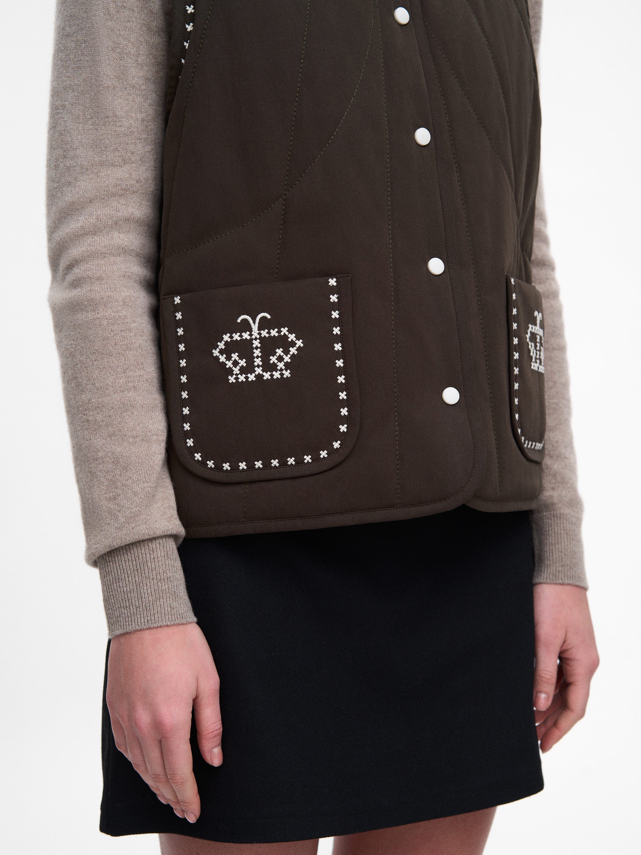 Темно-коричневий вишитий жилет Крильце