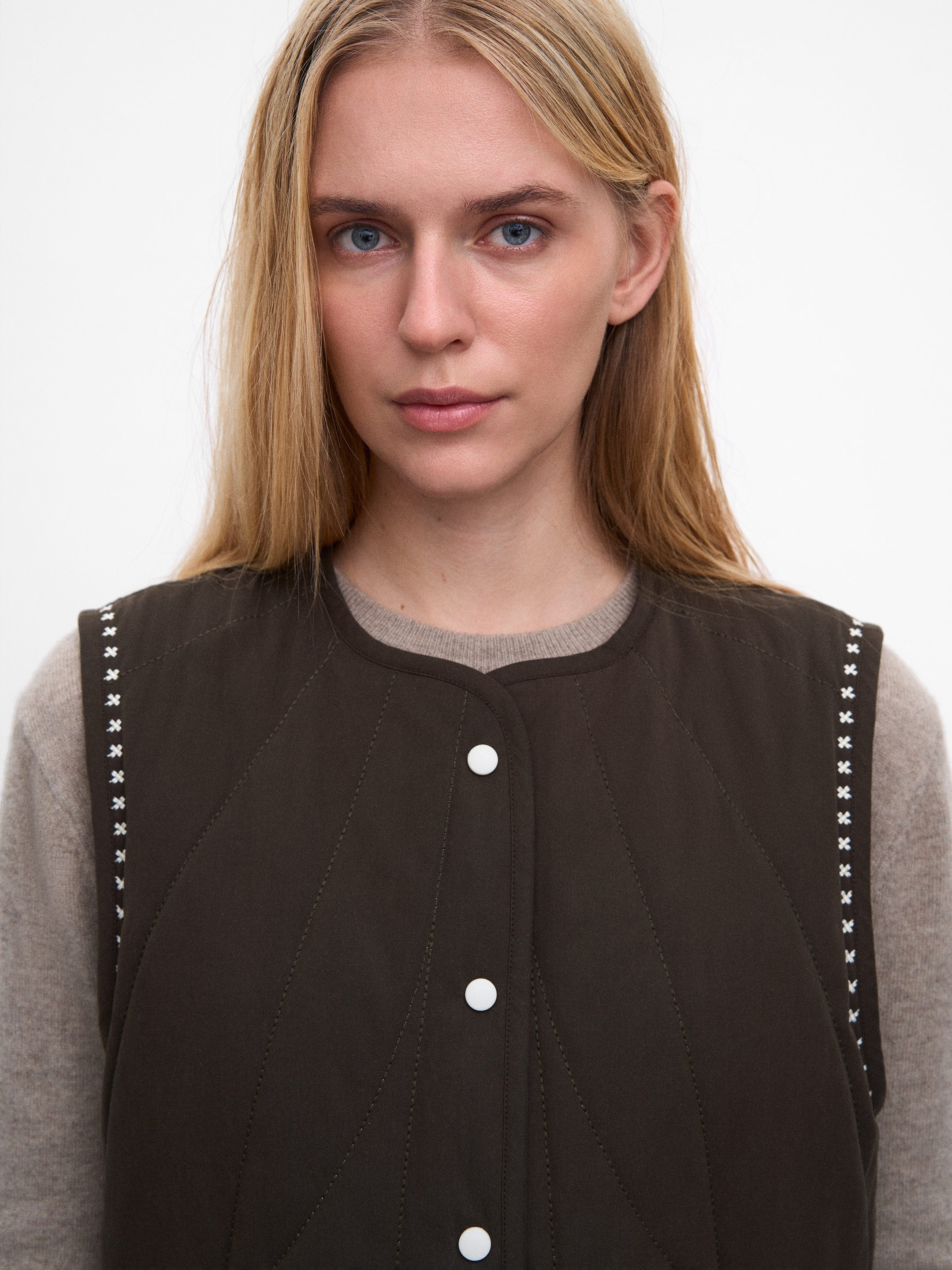 Темно-коричневий вишитий жилет Крильце