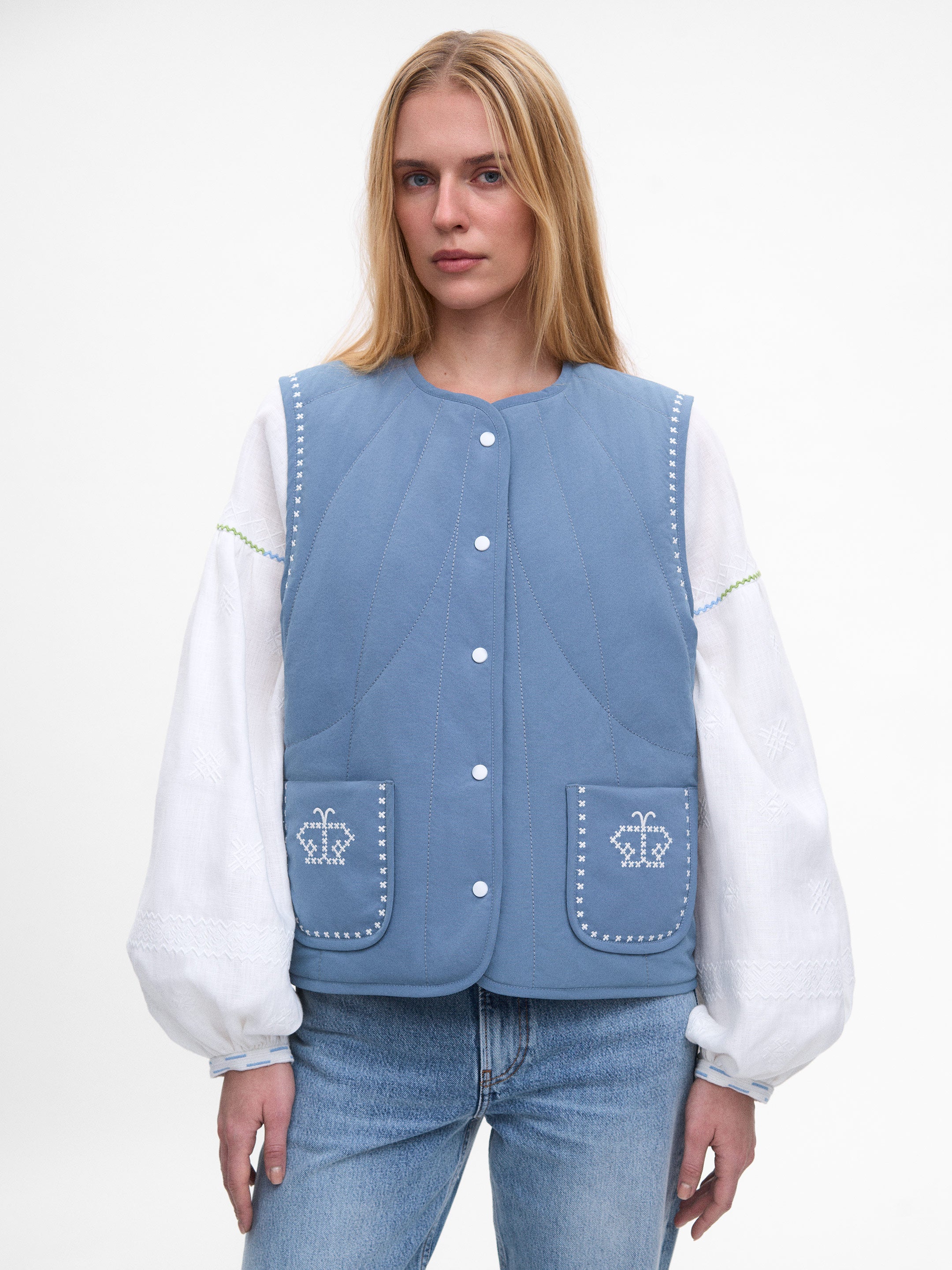 Блакитний вишитий жилет Метеличка