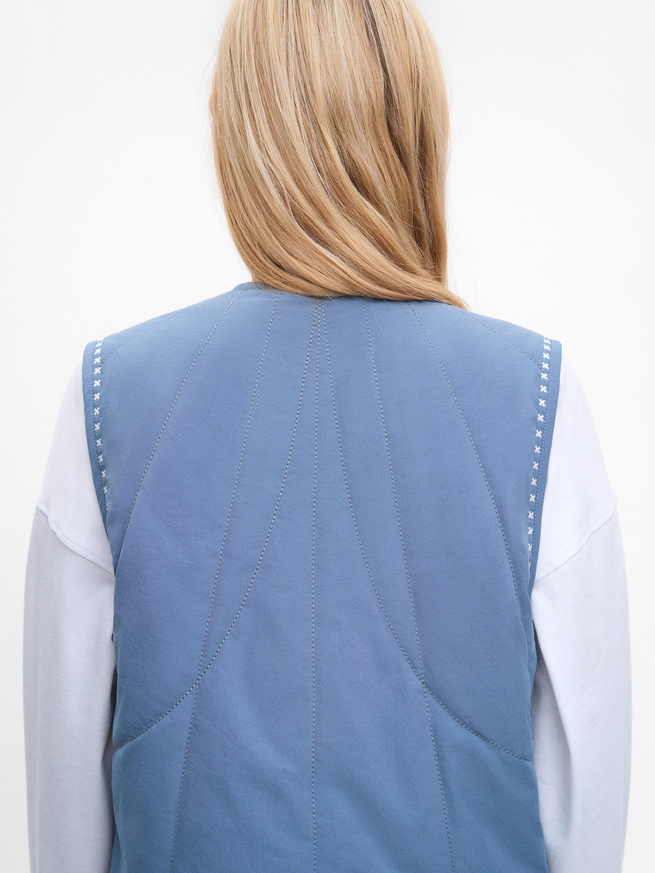 Блакитний вишитий жилет Метеличка