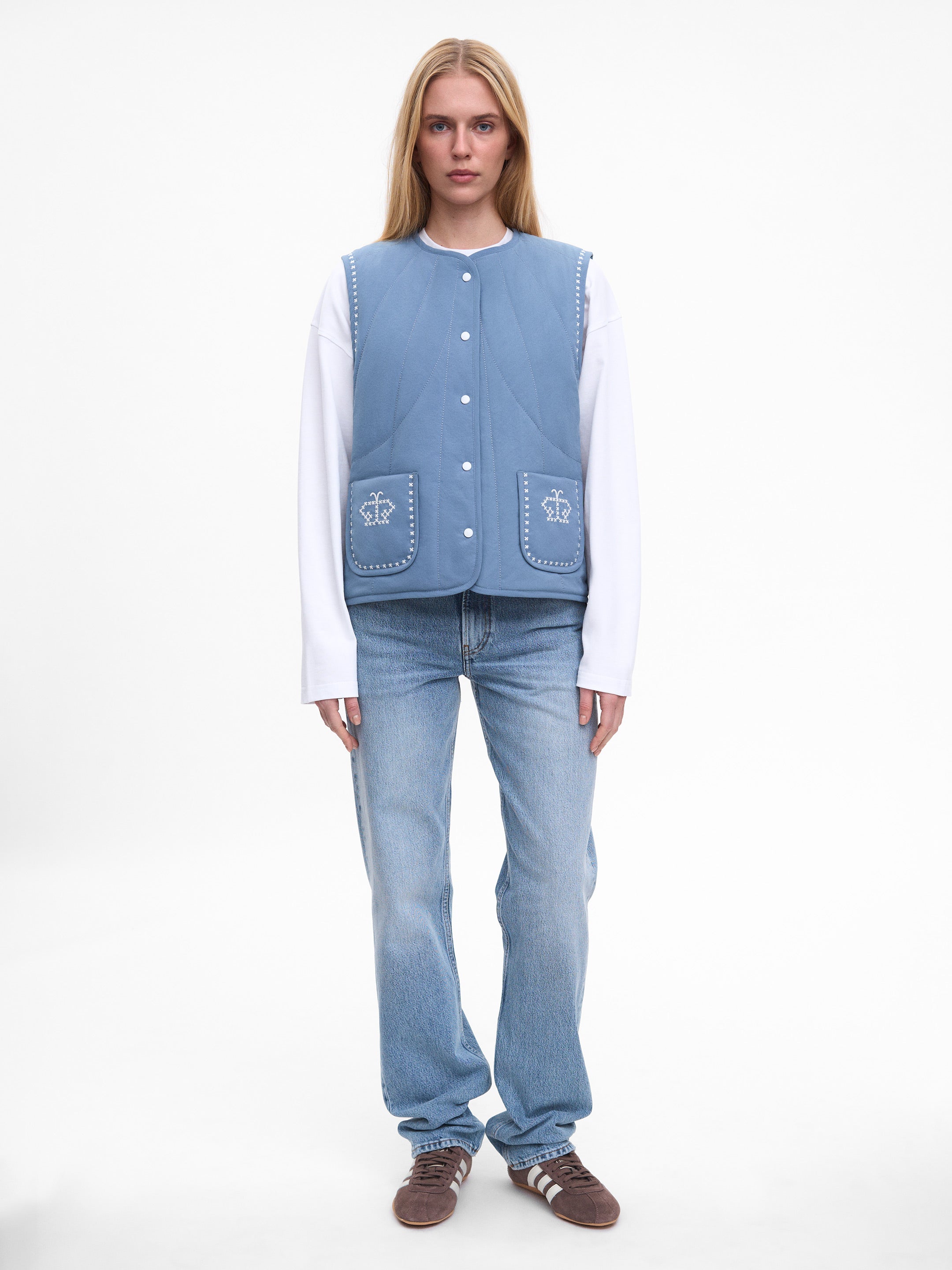 Блакитний вишитий жилет Метеличка