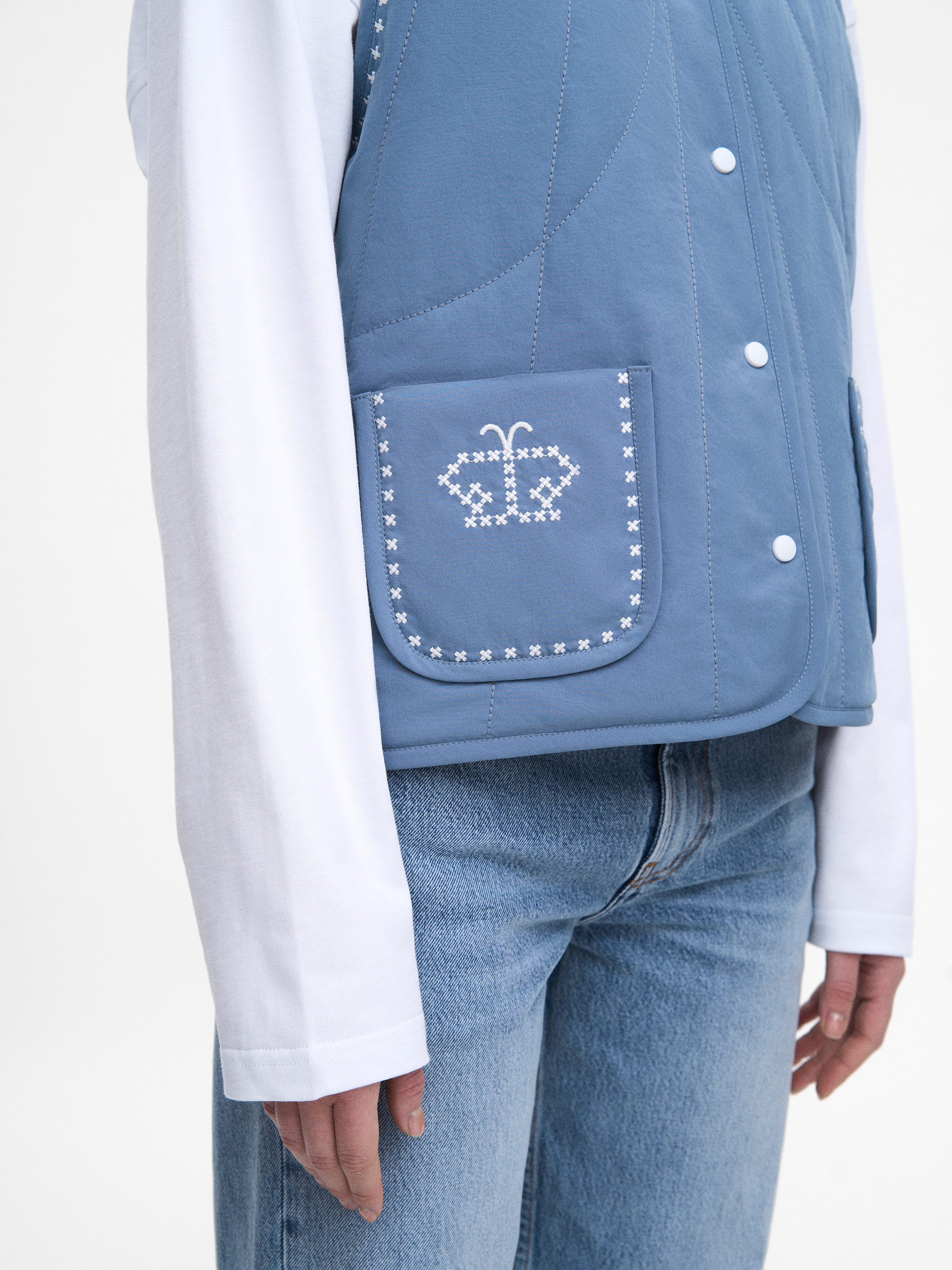 Блакитний вишитий жилет Метеличка