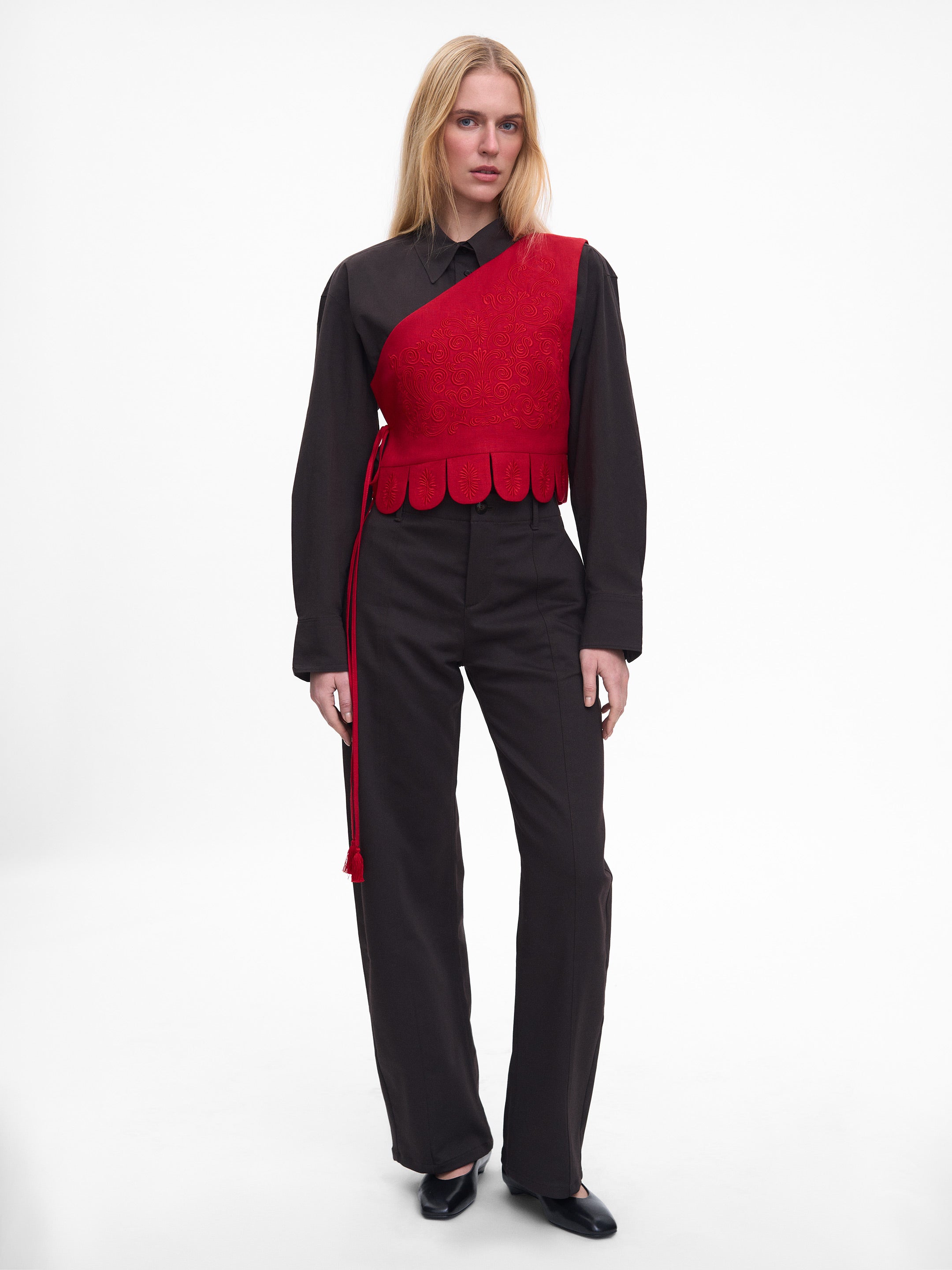 Асиметричний жилет з червоною вишивкою в тон Осяйна