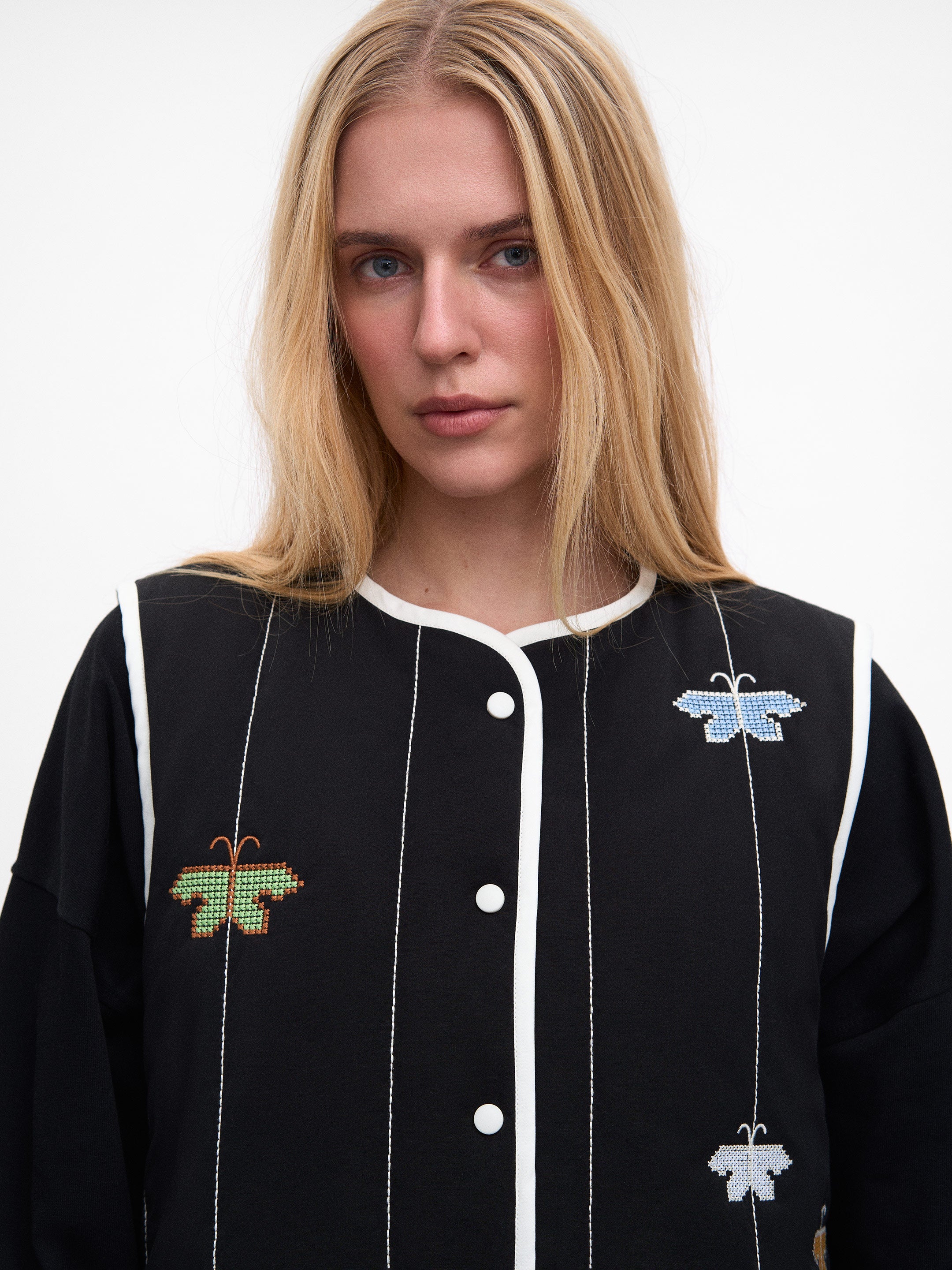 Чорний вишитий жилет Сяйвиця