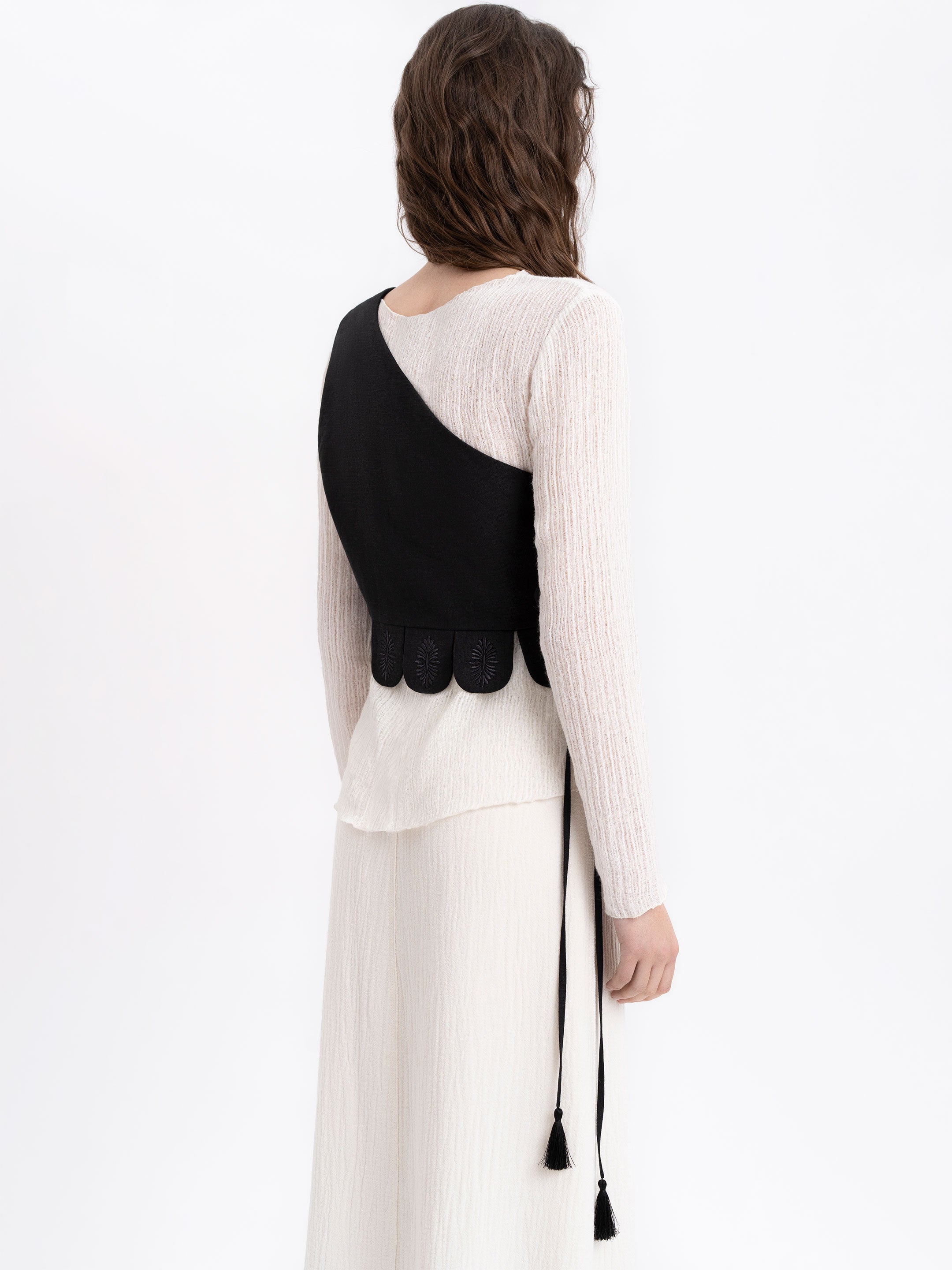 Асиметричний жилет з чорною вишивкою в тон "Осяйна"
