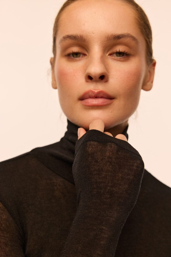 Гольф вовняний прозорий Rue чорний