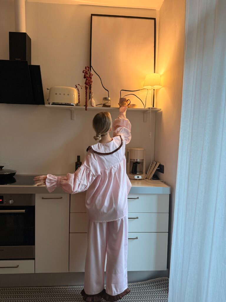 Сатинова піжама рожевого кольору з шоколадним коміром та рюшами