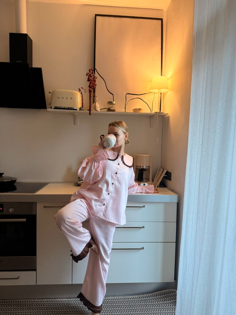 Сатинова піжама рожевого кольору з шоколадним коміром та рюшами