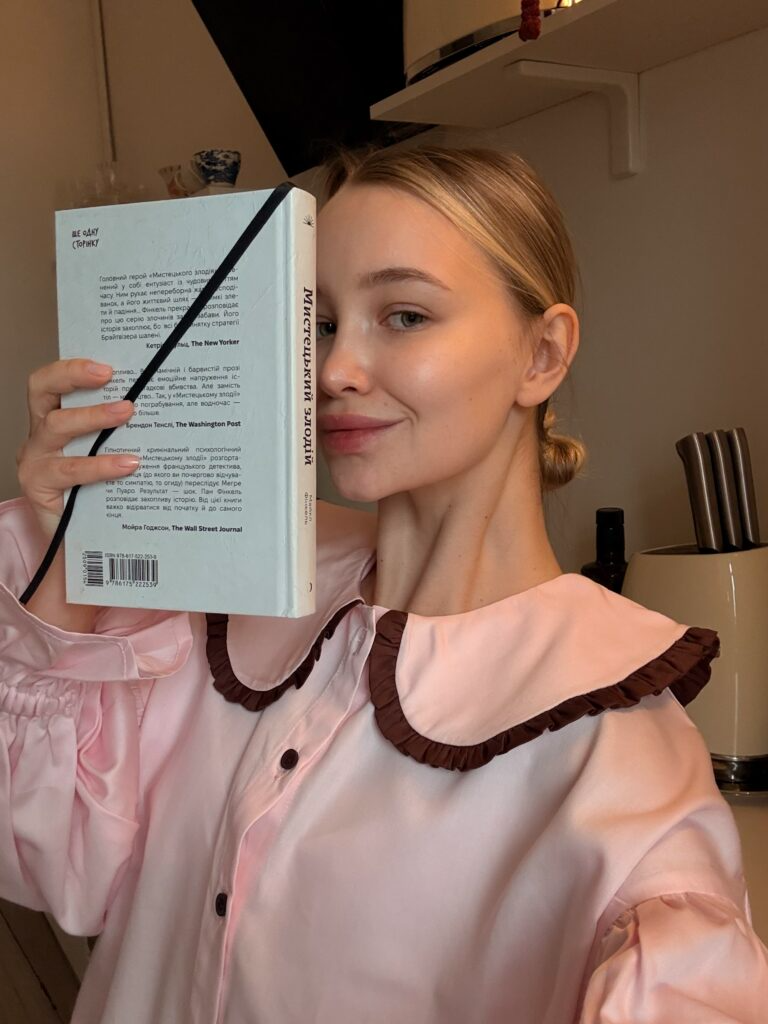 Сатинова піжама рожевого кольору з шоколадним коміром та рюшами