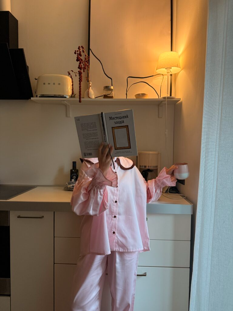 Сатинова піжама рожевого кольору з шоколадним коміром та рюшами