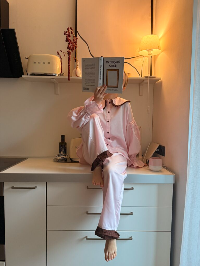 Сатинова піжама рожевого кольору з шоколадним коміром та рюшами