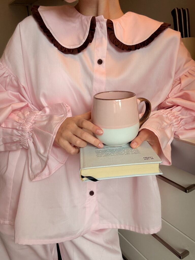 Сатинова піжама рожевого кольору з шоколадним коміром та рюшами