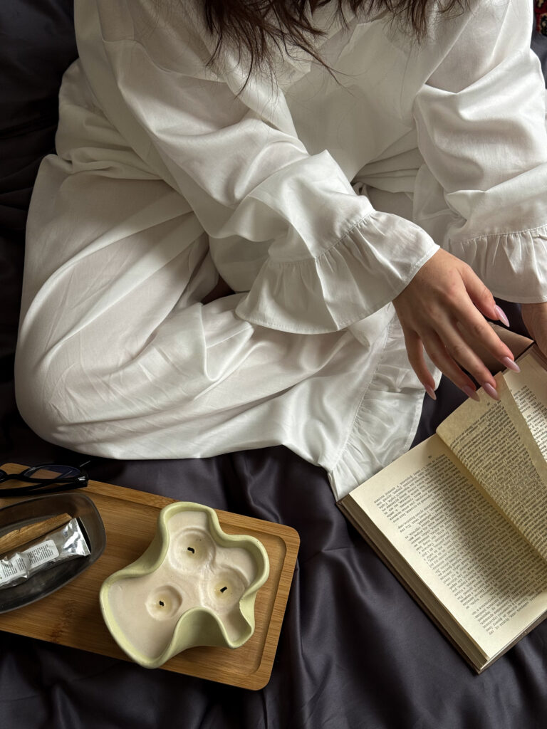 Сатинова піжама молочна з рюшами (сорочка+штани)