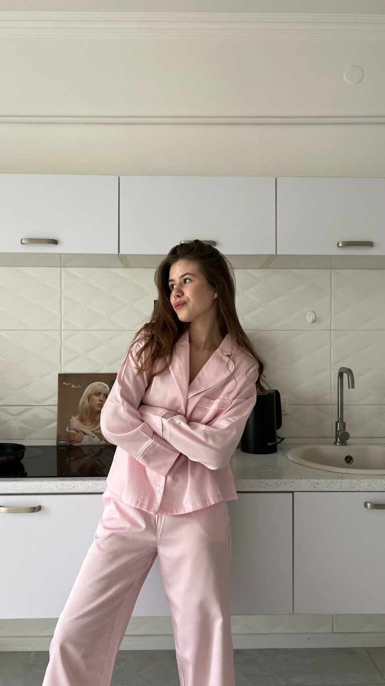 Рожева сатинова піжама з білим кантом