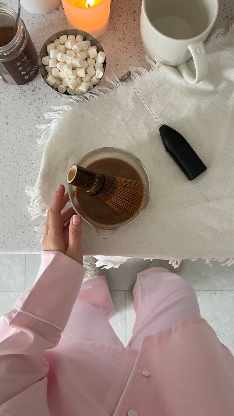 Рожева сатинова піжама з білим кантом