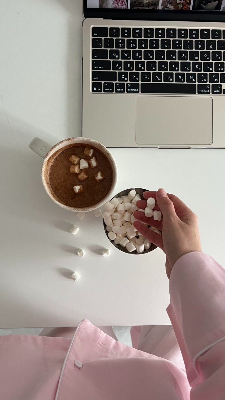 Рожева сатинова піжама з білим кантом