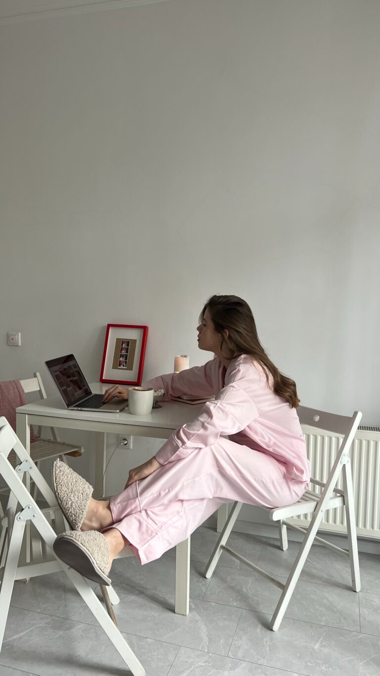 Рожева сатинова піжама з білим кантом