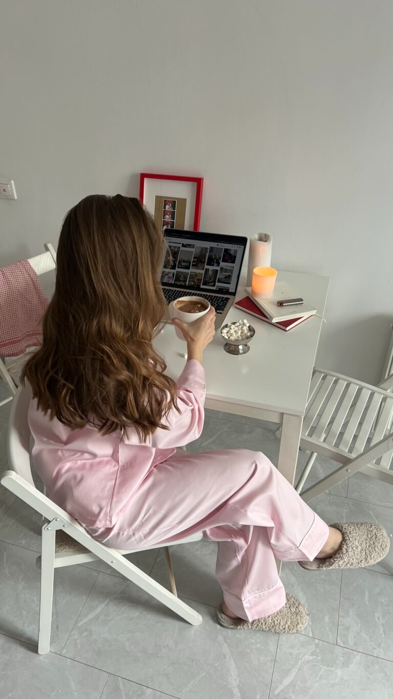 Рожева сатинова піжама з білим кантом