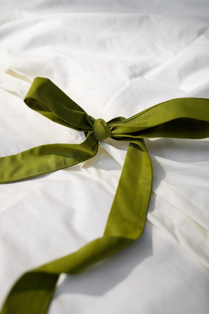 Постільна білизна молочна з зеленими завʼязками