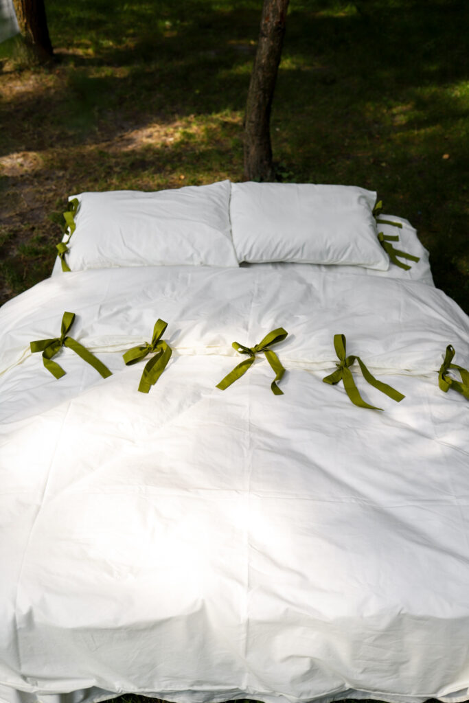 Постільна білизна молочна з зеленими завʼязками