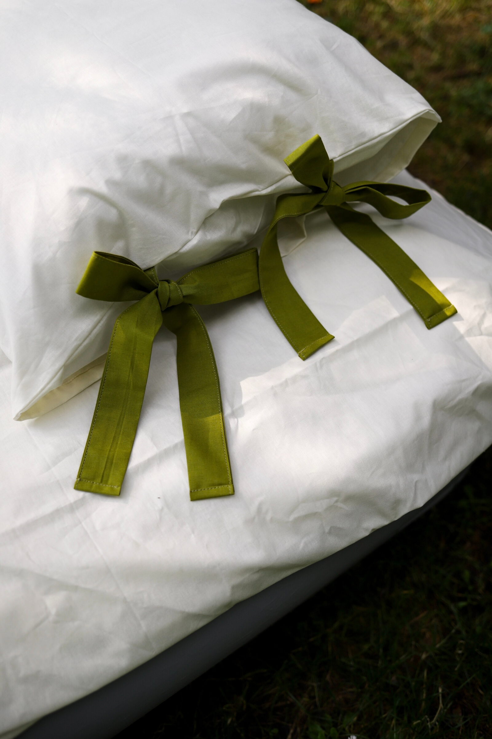 Постільна білизна молочна з зеленими завʼязками