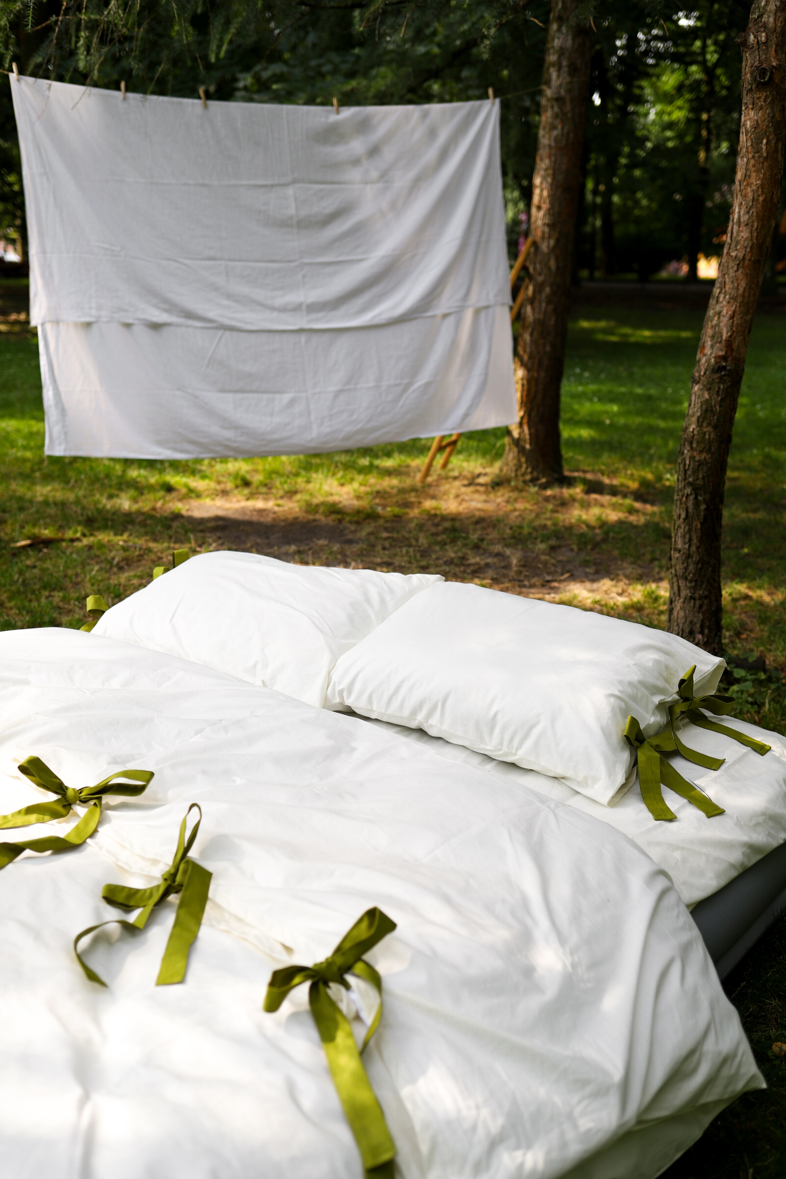 Постільна білизна молочна з зеленими завʼязками