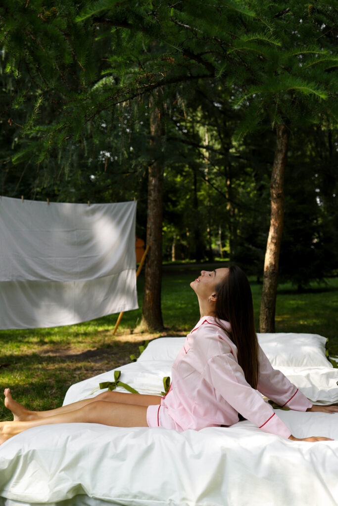 Постільна білизна молочна з зеленими завʼязками