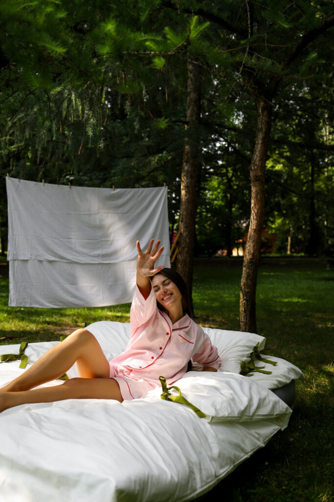 Постільна білизна молочна з зеленими завʼязками