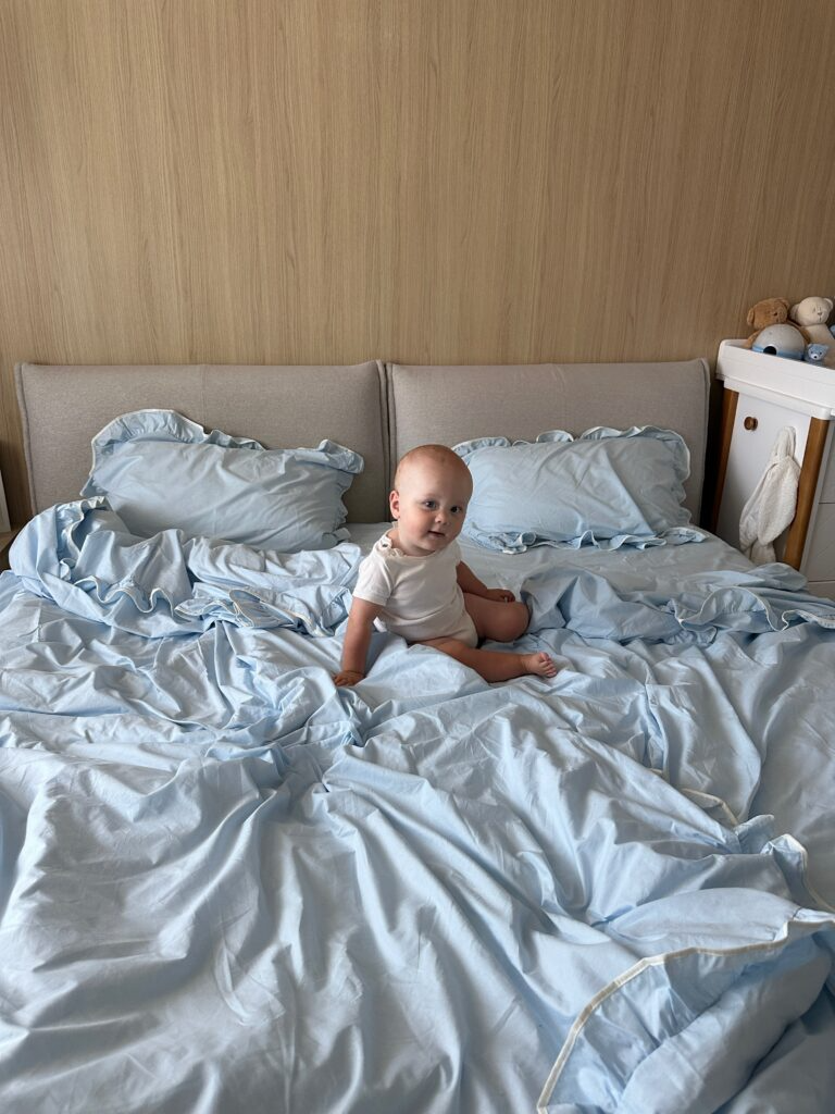 Постільна білизна блакитна з рюшами та білим кантом